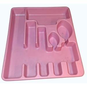 Peut inclure: Un plateau à couverts en plastique rose avec plusieurs compartiments pour organiser les couverts. Le plateau comporte des sections pour les fourchettes, les couteaux, les cuillères et autres ustensiles. Le plateau est conçu pour s'intégrer dans un tiroir de cuisine.