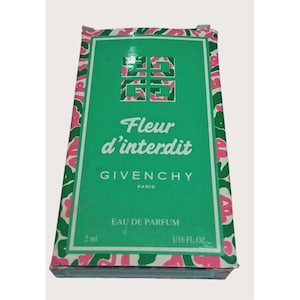 Puede incluir: Un juego de tres tazas de cerámica con un acabado moteado y mate. Las tazas son en tonos crema, gris claro y gris oscuro. Cada taza tiene un diseño simple y minimalista, ideal para café o té.