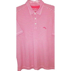 Puede incluir: Polo a rayas rosas y blancas con mangas cortas. La camisa tiene cuello y tapeta de tres botones. Un peque&ntilde;o logotipo rosa est&aacute; bordado en el pecho. El nombre de la marca es visible en el cuello.