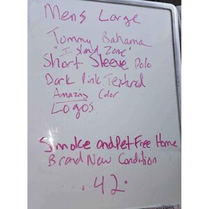 Puede incluir: Pizarra con texto escrito a mano en rotulador rosa. El texto describe un polo de manga corta Tommy Bahama "Island Zone", talla grande, en tejido texturizado rosa oscuro. La camisa se describe como de color incre&iacute;ble y con logotipos.
