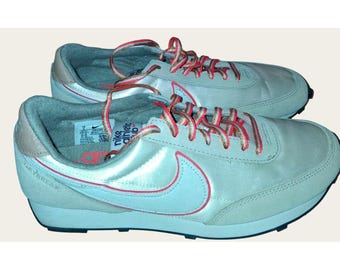 Nike Daybreak Womens Sneakers Size 9 White Beige Orange