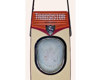 Radio de transistores AM/FM vintage, diseño compacto y portátil en color beige y rojo.