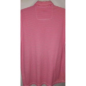 Puede incluir: Un polo a rayas rosas y blancas. La camisa tiene cuello y mangas cortas. Las rayas son horizontales y est&aacute;n espaciadas uniformemente por la tela.