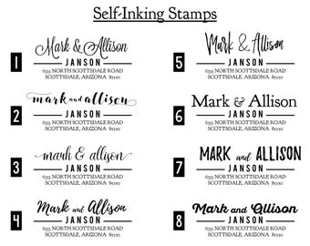 Könnte beinhalten: Acht selbsttintende Stempel mit verschiedenen Variationen des Namens "Mark & Allison" und ihrer Adresse. Die Stempel sind von 1 bis 8 nummeriert.