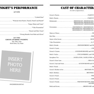 Peut inclure: Un programme de mariage noir et blanc avec le titre "Tonight's Performance" et "Cast of Characters". Le programme liste l'ordre des &eacute;v&eacute;nements de la c&eacute;r&eacute;monie et de la r&eacute;ception de mariage, y compris les noms des membres de la f&ecirc;te de mariage. Le programme comprend &eacute;galement un espace r&eacute;serv&eacute; pour une photo avec le texte "Insert Photo Here".