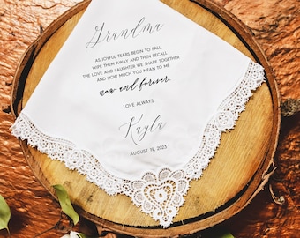 Peut inclure: Un mouchoir blanc avec une bordure en dentelle délicate et un détail en dentelle en forme de cœur. Le mouchoir porte le mot "Grandma" et un message personnalisé imprimé en script noir. La date "19 août 2023" est également imprimée.