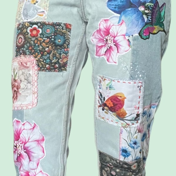 Pantalon en denim en patchwork, jean romantique en denim en patchwork, salopette en denim en patchwork de fleurs, denim retravaillé vieilli