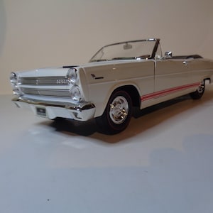 Road Signature 1966 Mercury Cyclone 1/18 Diecast model