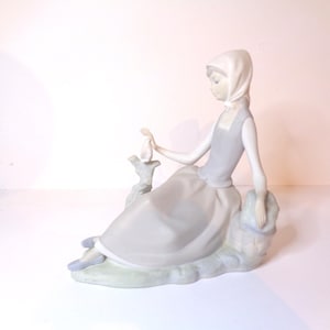 LLadro Shepherdess with Dove number 4660 Issued 1969 Matte Version