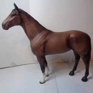 Beswick-paard &#39;The Winner&#39; nr. 2421 matbruine versie