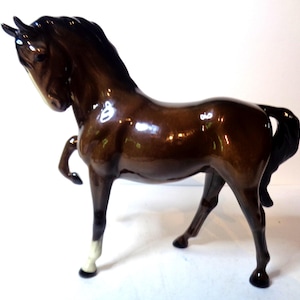 Beswick-paardenhoofd met opgetrokken been nr. 1549, tweede versie