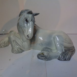 Beswick grijs glanzend Shire merrie (liggend) nummer 2459