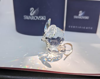 Swarovski muisje nr. 183272 met zilveren snorharen en zilveren leren staartje.