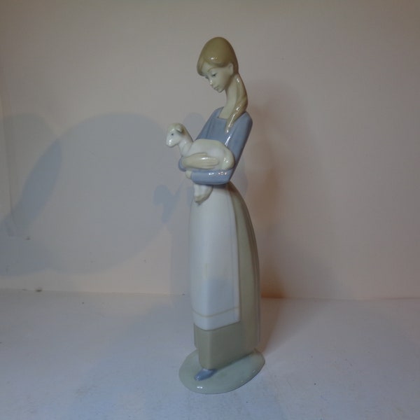 Fillette avec agneau LLadro numéro 4505 émise en 1969