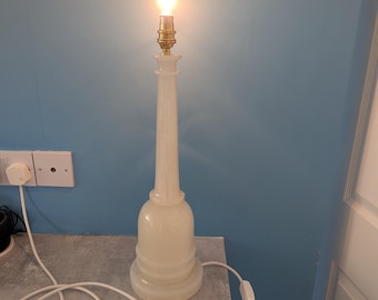 Massieve vintage tafellamp van massief onyx, gerestaureerd en getest. 50 cm hoog en 5,7 kilo zwaar.