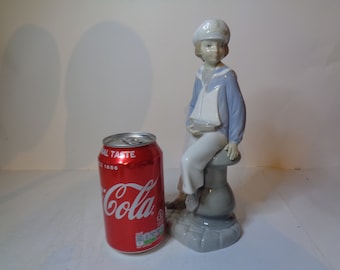 新品 9インチ リヤドロ フィギュア #4810、ヨットを持つ少年、磁器の