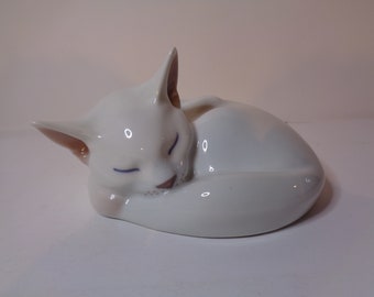 Royal Copenhagen Curled Cat no 422 White