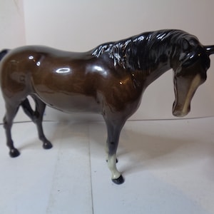 Beswick-merrie (naar rechts, hoofd naar beneden) nr. 1812