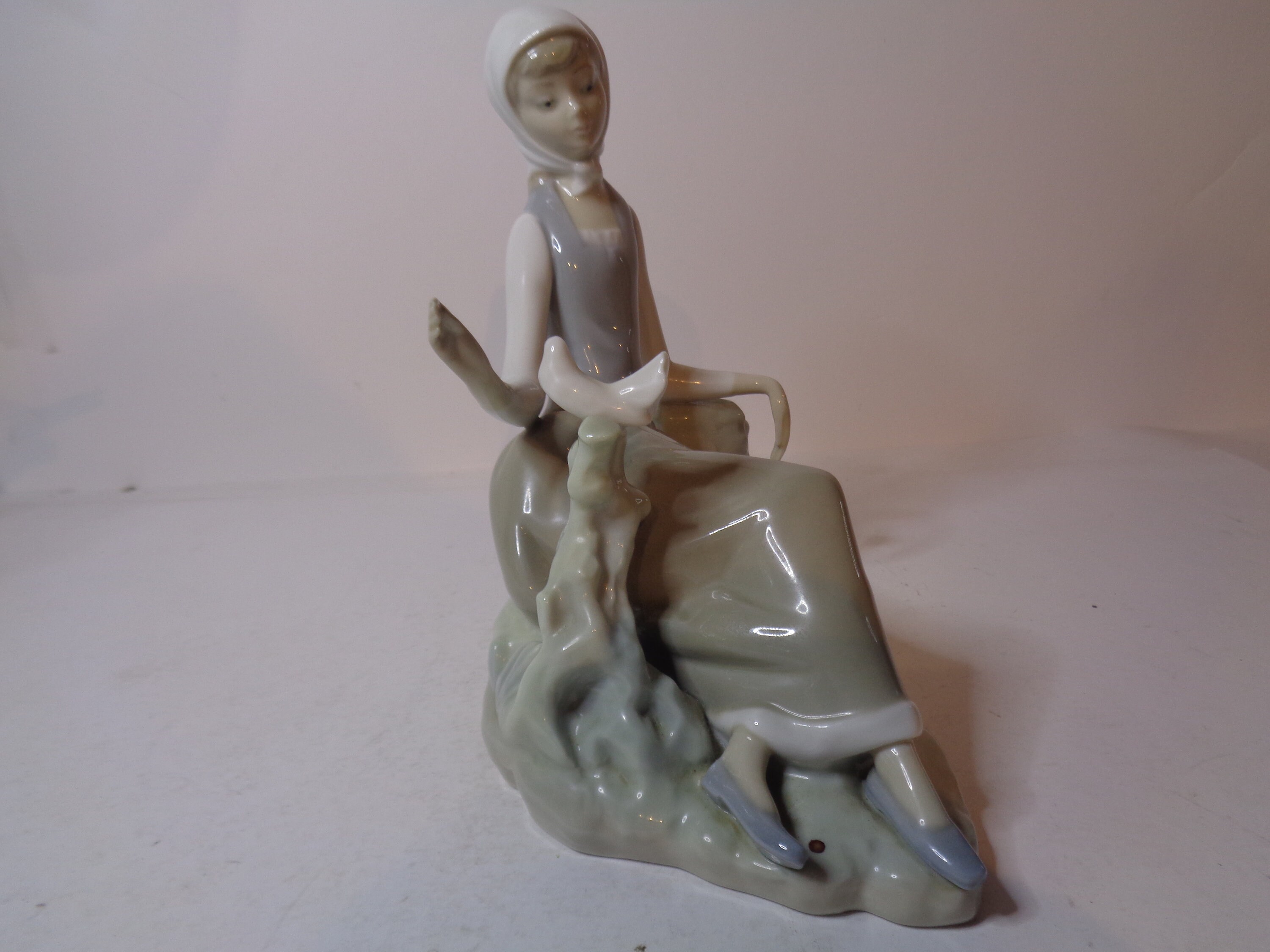 廃版美品　Lladro リヤドロ　羊飼いの少女と鳩 羊飼いの少女 | リヤドロ公式オンライン