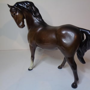 Royal Doulton-paard: hoofd omhoog, been omhoog. Nr. H1549, tweede versie, heruitgave