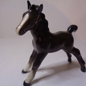 Beswick Horse-veulen (klein, gestrekt, naar links gericht) nr. 997