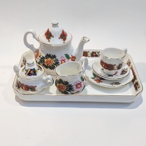 Objets d'Art miniatuur theeservies 7-delig Chinese pioenboter porselein gemaakt in Engeland
