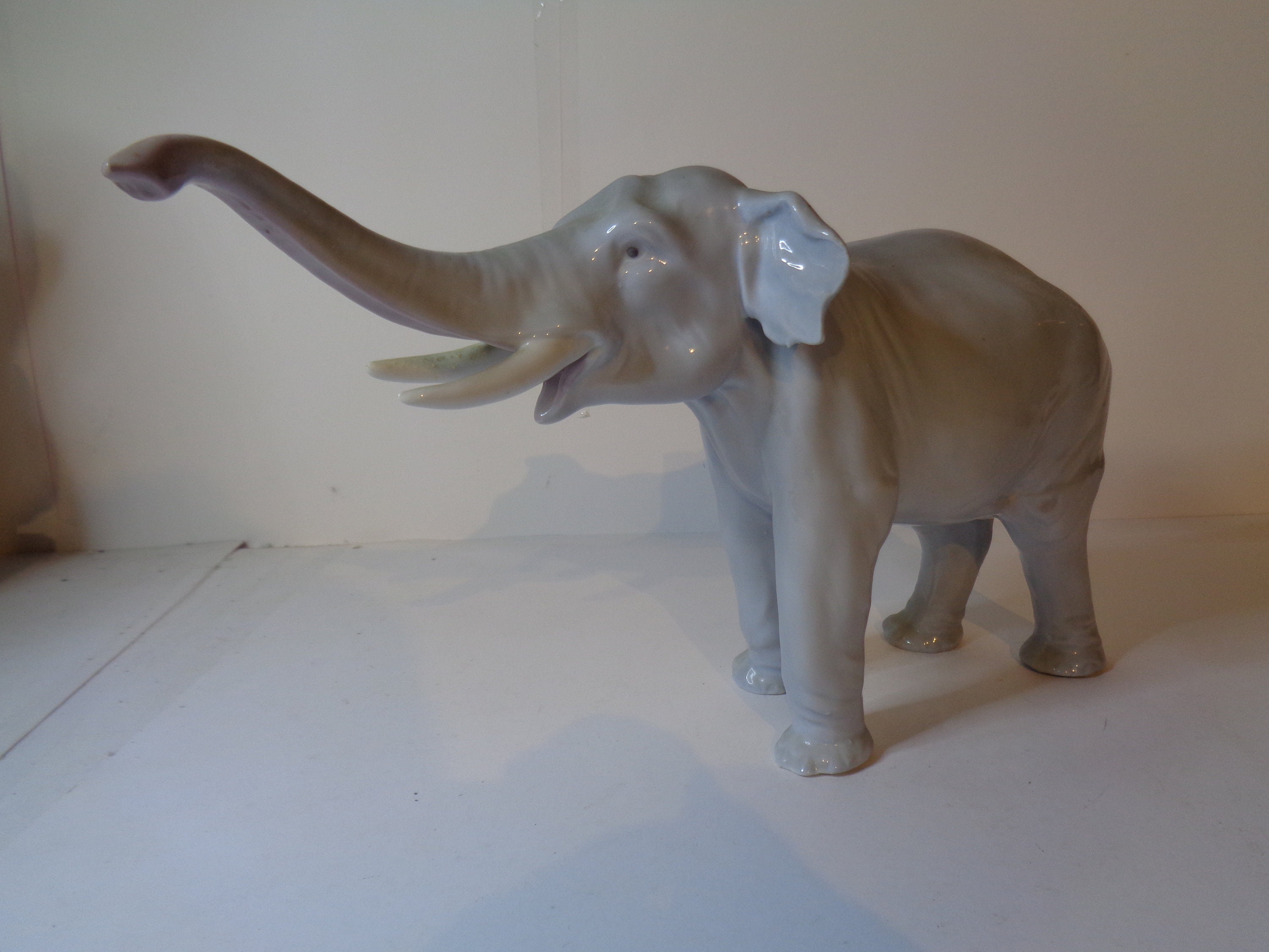 Small porcelain elephant Clearance
