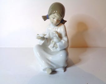 美しいNAO（リヤドロ風）磁器製、子羊／ヤギを抱く少女の置物 ～高品質