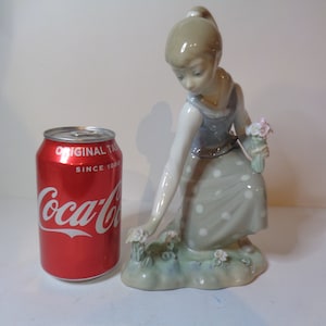 LLadro Girl Gathering Flowers number 1172 Issued 1971