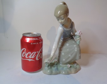 Lladro Menina Colhendo Flores número 1172 Lançado em 1971