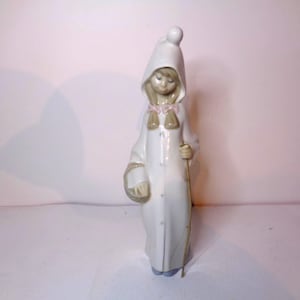 LLadro Girl with Basket number 4678 Issued 1969