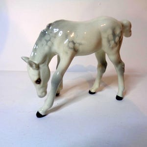 Royal Doulton-veulen ( grazing ) nr. F 946 heruitgegeven versie grijs
