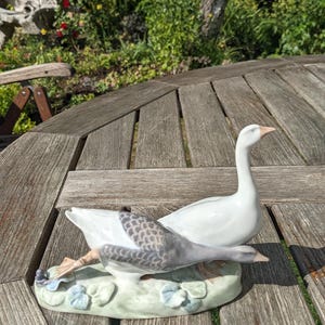 Royal Copenhagen Pair of Geese No 609 (Tethered)