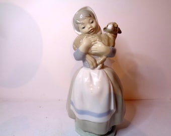 美しいNAO（リヤドロ風）磁器製、子羊／ヤギを抱く少女の置物 ～高品質