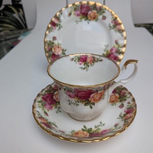 Servizio da tè Royal Albert Old Country Roses composto da tazza, piattino e piatto da dessert/torta, nuovo.