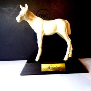 Beswick-veulen &quot;Adventure&quot; uit de Spirited Foals-serie wit op zwarte voet nr. 2876