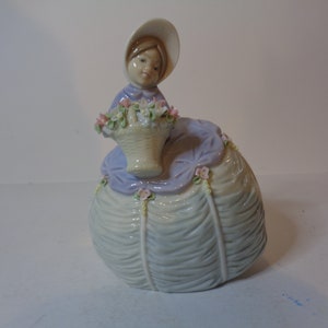 LLadro Petite Maiden number 5383 Issued 1986
