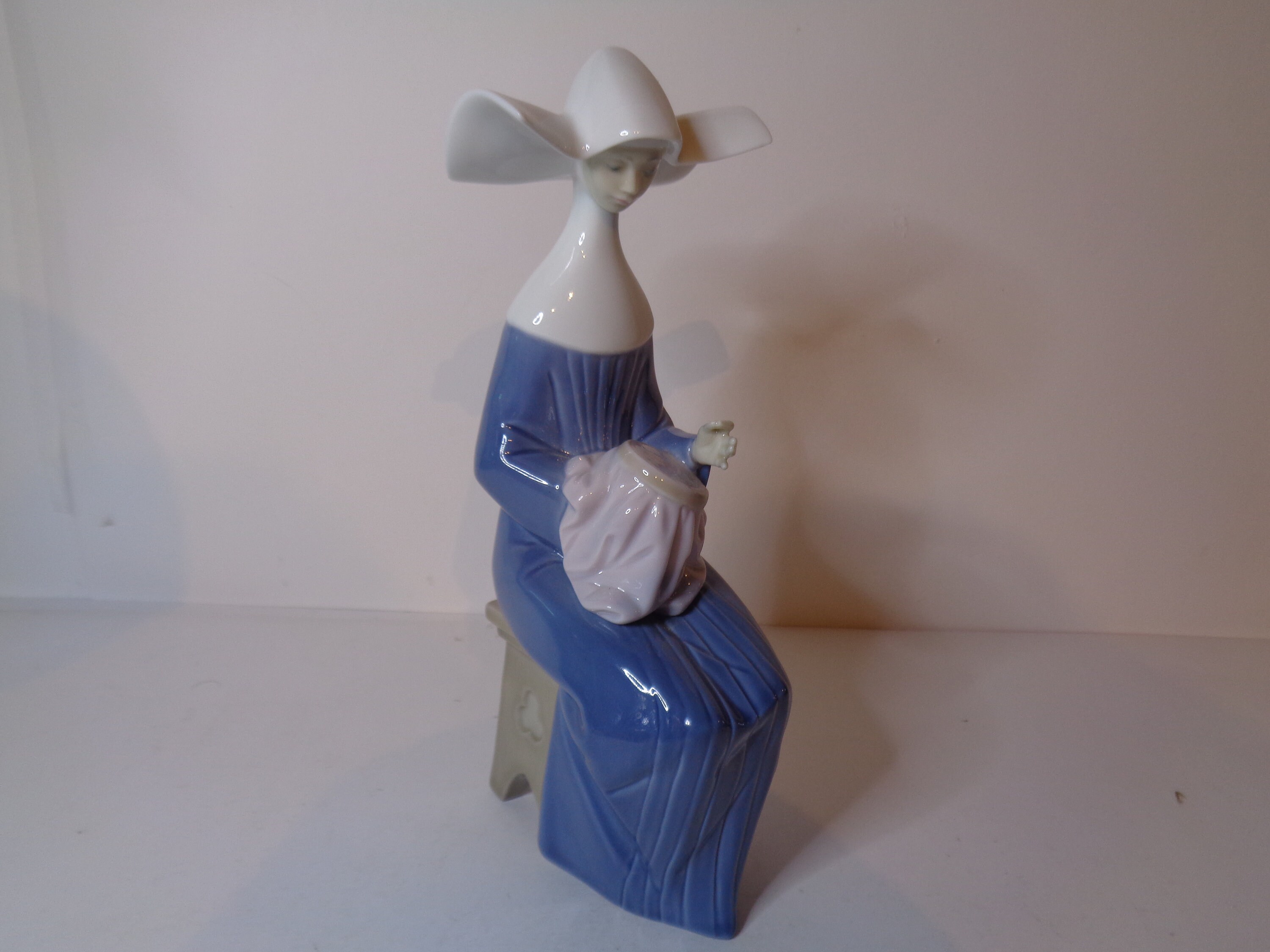 LLadro Nun Time to Sew (Blue) number 5501