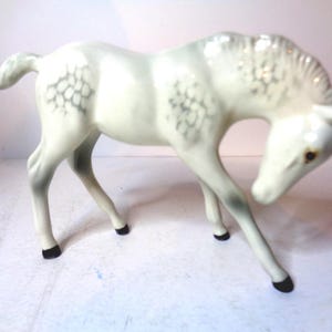 Beswick-veulen (groot hoofd naar beneden) nr. 947 grijs