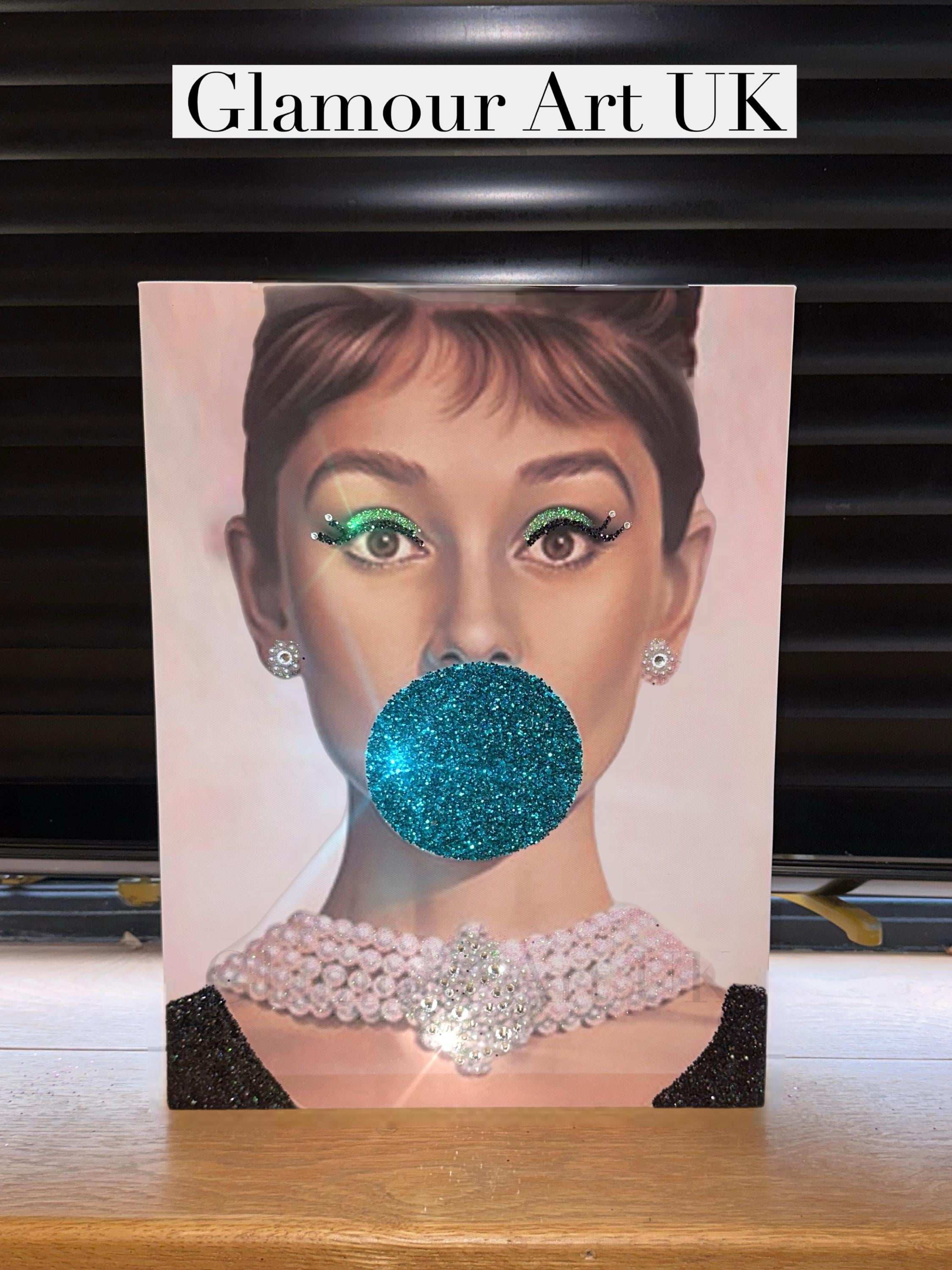 オードリー・ヘプバーンの華やかなウォールアート、スワロフスキー