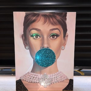 オードリー・ヘプバーンの華やかなウォールアート、スワロフスキー