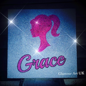Stampa murale Barb Doll, stampa murale bambola rosa /piena di strass e glitter, stampa bambola retrò, stampa murale preppy rosa, stampa murale estetica rosa,