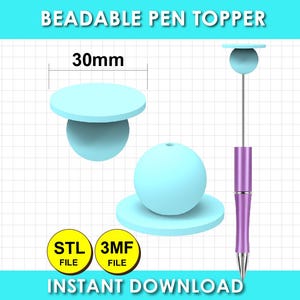 Puede incluir: Un adorno para bolígrafo de color azul claro con una medida de diámetro de 30 mm. El gráfico incluye el texto BEADABLE PEN TOPPER, STL FILE, 3MF FILE e INSTANT DOWNLOAD. Se muestra un bolígrafo morado con el adorno en el extremo.