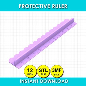 Può includere: Un righello protettivo color viola chiaro con un bordo superiore smerlato e segni di misurazione stampati. L'immagine include il testo PROTECTIVE RULER, 12 INCH, STL FILE, 3MF FILE e INSTANT DOWNLOAD su uno sfondo a griglia.