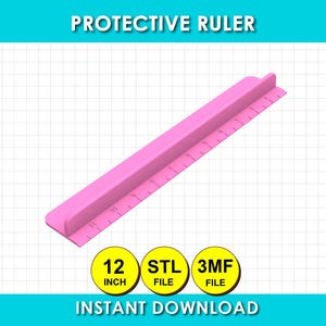 Può includere: Un righello protettivo rosa con un bordo rialzato e segni di misurazione. L'immagine include il testo PROTECTIVE RULER, 12 INCH, STL FILE, 3MF FILE e INSTANT DOWNLOAD. Il righello è mostrato su uno sfondo a griglia bianca.