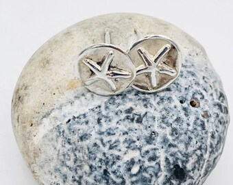 Silver starfish stud earings.