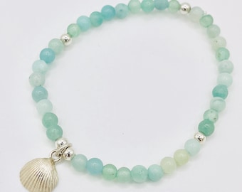 Beaded bracelet with Silver shell.