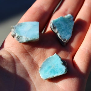 Ein Stück von Hand poliert Larimar