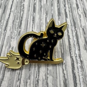 Black Witchy Cat on Broomstick Enamel Pin – Gothic Halloween Lapel Pin for Witchcore, Spooky Fashion, Wiccan Gifts, Occult Accessories