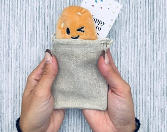 Divertente peluche a forma di patata: biglietto d'auguri originale per il compleanno in un sacchetto di iuta